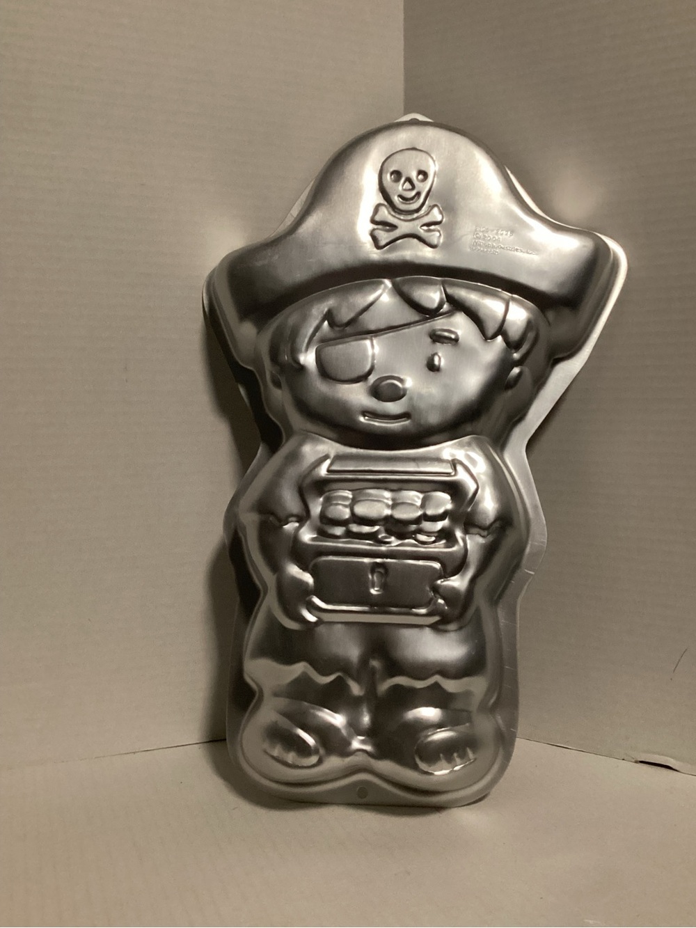 Vintage 2004 Wilton Silver Pirate Treasure Cake Mold